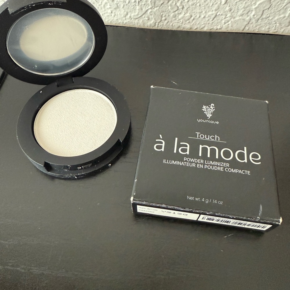 Younique Touch à la mode Powder Luminizer- Iridescent